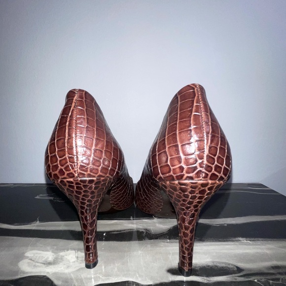BURBERRY NWT Brown Croc Leather Pumps - Picture 10 of 12